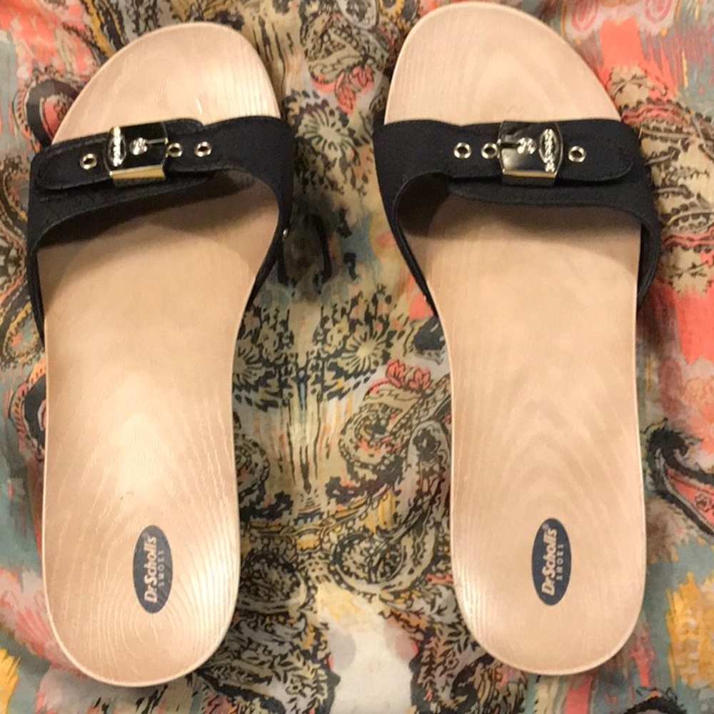 Size 8. Dr Scholls.  In black with silver!